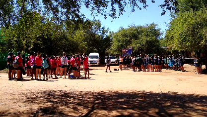 De teams van SCS staan klaar voor het interhouse swim gala