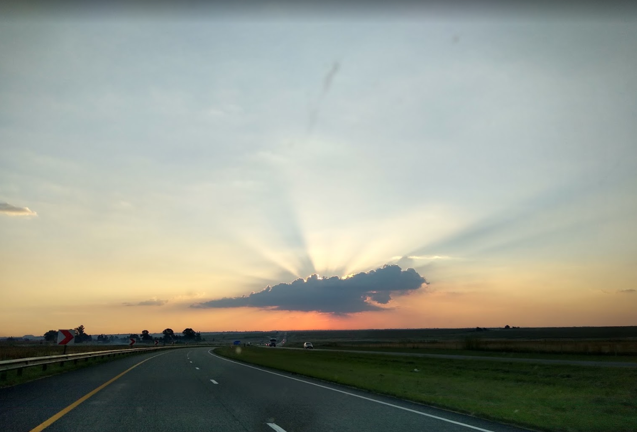 Vanuit de auto naar Joburg genieten van nog één laatste prachtige sunset